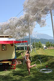 Hula-Hoop-Akrobatin Geraldine Philadelpia im Juli/August 2019 zu Gast im Garten des Riesens @ Swarovski Kristallwelten  (©Foto:Martin Schmitz)